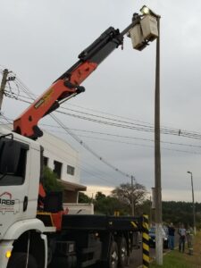 DIRETORIA-DE-GESTAO-TROCOU-150-LAMPADAS-NAS-AVENIDAS-1-225x300 Diretoria de Gestão 'se movimenta' e troca 150 lâmpadas nas avenidas