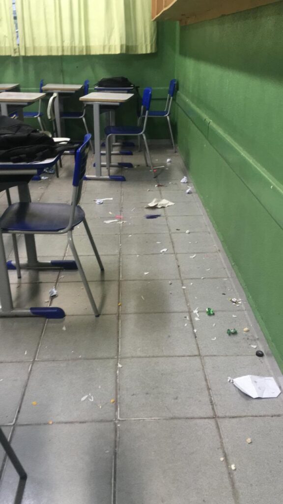 sala-suja-576x1024 Botucatu: Falta de funcionários faz alunos limparem as salas de aula no Cevila