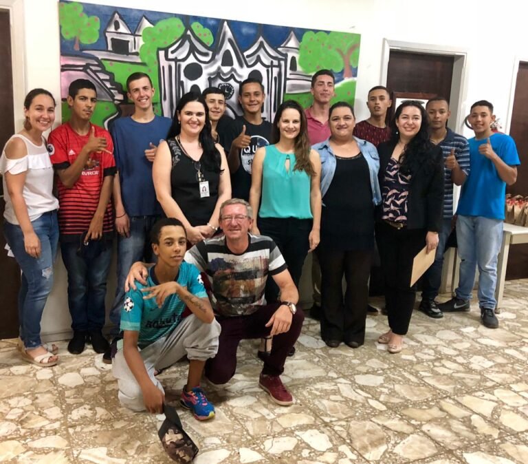Jovens do projeto “Bem me Quer” expõem trabalho no Fórum