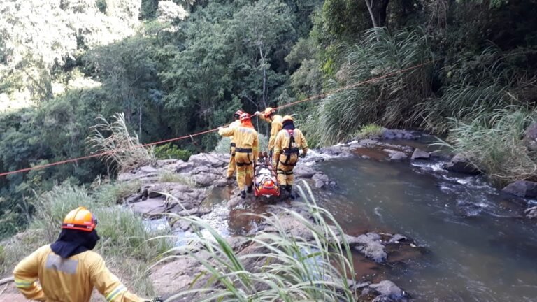 Banhista é resgatado logo depois de cair de cachoeira em Botucatu