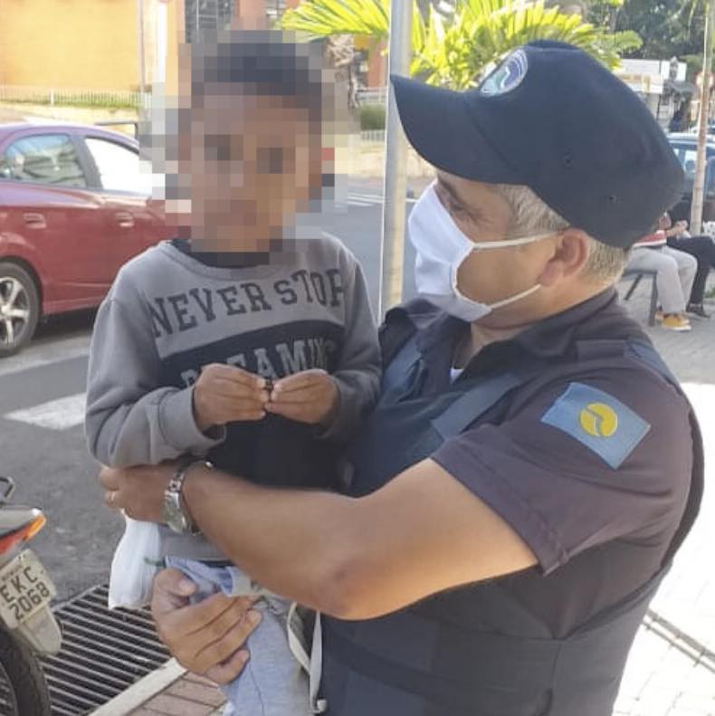 bavia-gcm Botucatu: GCM salva vida de menino de 3 anos que engasgou na Rua Amando