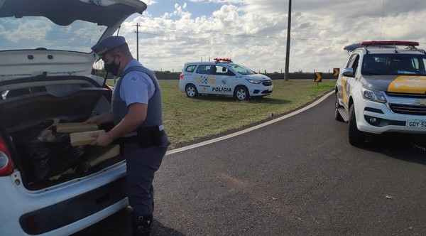 droga-rodovia-assis-130720 Polícia prende motorista por tráfico de drogas após bater carro durante fuga em rodovia de Assis