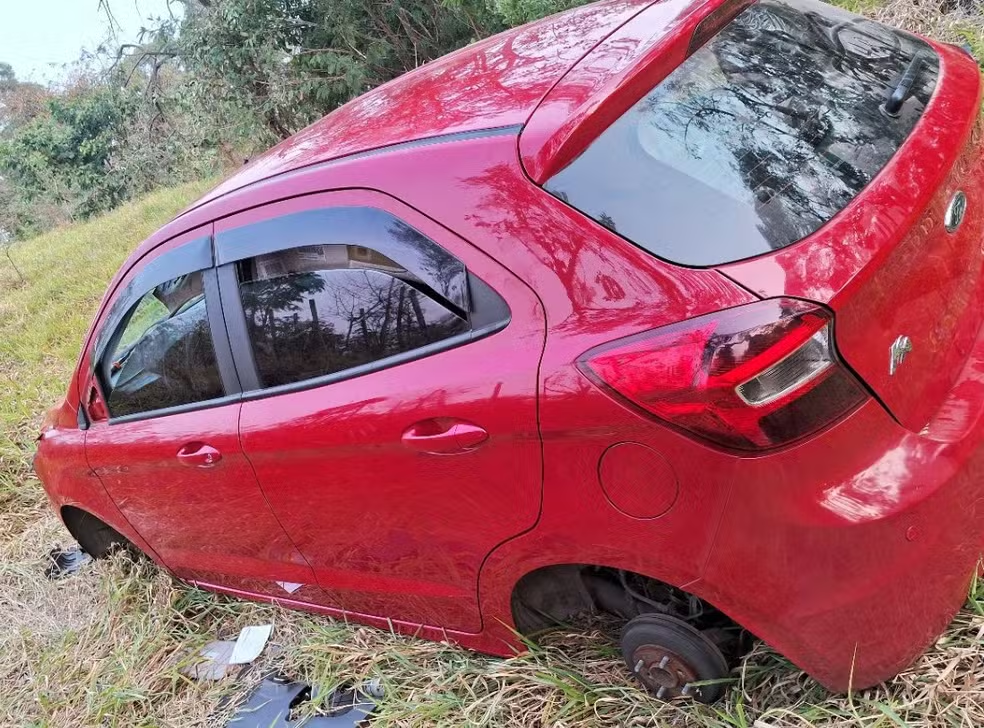 image-13 Carro roubado é encontrado ‘depenado’ com bilhete ao dono, em Jundiaí