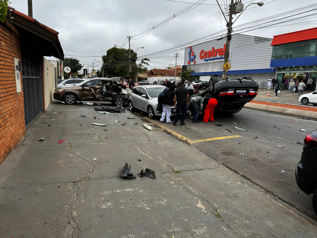 image-48-1024x768 Motorista perde o controle, colide com vários carros e capota em avenida de Botucatu