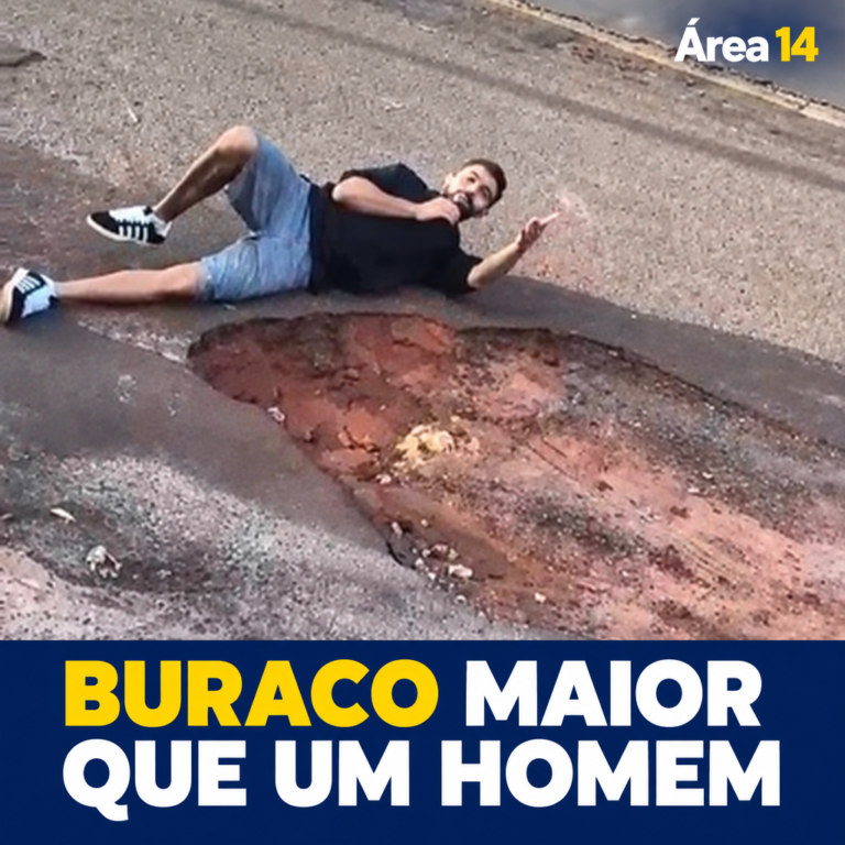 INFLUENCIADOR SE DEITA EM BURACO DE RUA E MOSTRA COMO TRABALHO DE DEPUTADOS AJUDA A CIDADE