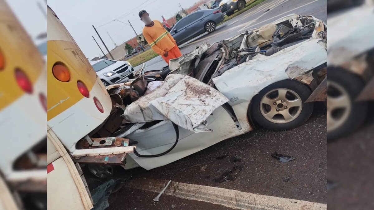 Carro tem capô arrancado após colisão com ônibus em Jaú; motorista morreu no acidente