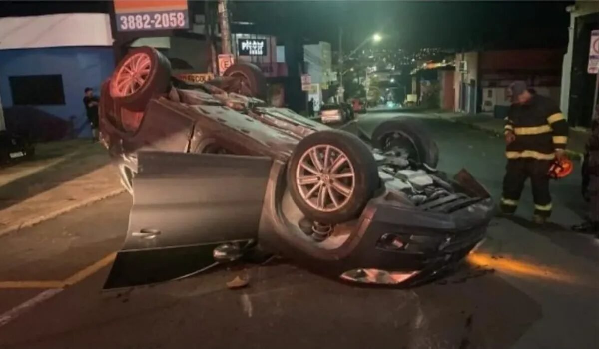 Motorista com CNH vencida bate em três carros estacionados e capota em Botucatu